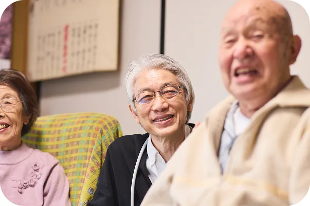 訪問先にて3人で笑顔で写る