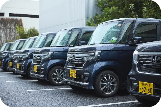 社用車が並ぶ駐車場