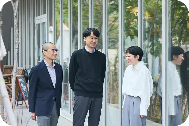 3人のスタッフが笑顔で会話している様子