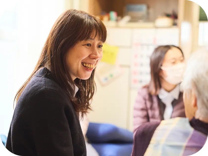 患者さんと笑顔で会話されている様子